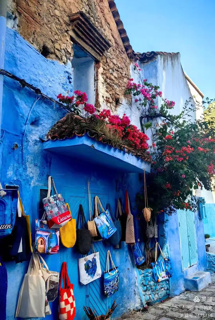 摩洛哥小镇舍夫沙万的街道弯曲而梦幻,仿佛笼罩在一片蓝色的迷雾之中.